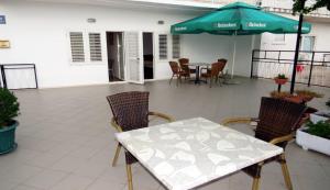 Patio nebo venkovní prostory v ubytování Apartments Ćorluka