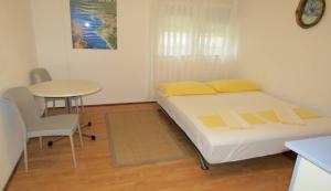 Postel nebo postele na pokoji v ubytování Apartments Ćorluka