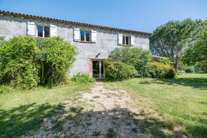 an external view of a house with a yard at Domaine De Bellerose in Cadeillan