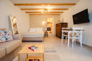 ein Wohnzimmer mit Sofa und Tisch in der Unterkunft Mountain Mini Suite in Áyioi Dhéka