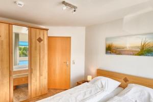 a bedroom with a bed and a window at Elbe I, Ferienwohnung 29 in Cuxhaven