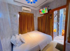 Tempat tidur dalam kamar di Rafitha Hotel