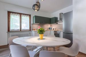 a kitchen with a white table and chairs at Maison Bovet Appartements in Arvier
