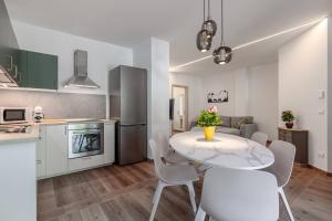 a kitchen and dining room with a table and chairs at Maison Bovet Appartements in Arvier