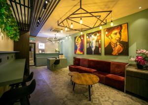 ein Wartezimmer mit Sofa und Tisch in der Unterkunft Eureka Hotel Penang in Bayan Lepas