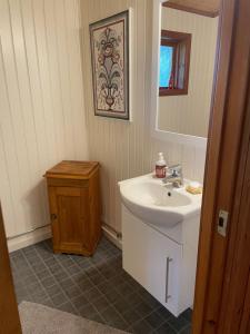 a bathroom with a sink and a mirror at Stugan i Gesunda in Sollerön