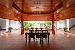 a dining room with a table and chairs at PP Garden Home in Sathani Lat Krabang