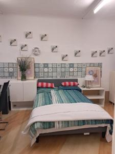 a bedroom with a large bed with red pillows at sleepandgo-selfcheckinout in Weißkirchen in Steiermark