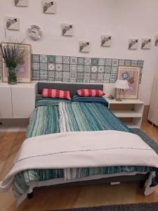 a bedroom with a large bed with red pillows at sleepandgo-selfcheckinout in Weißkirchen in Steiermark