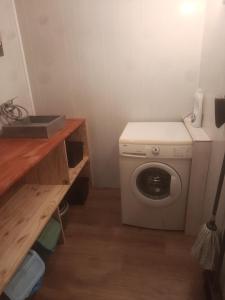 a laundry room with a washing machine in a room at Escapade proche de l'estuaire in Valeyrac