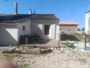 a white house with a fence in front of it at Escapade proche de l'estuaire in Valeyrac