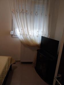 a room with a window with a white curtain at Vila PANORAMA in Karianí