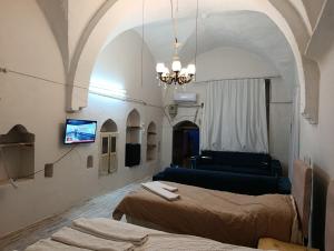 a living room with two beds and a couch at Gılgamesh Maria butik otel in Mardin