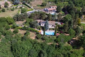 an aerial view of a house with a swimming pool at Les Issignols - Chambre d'hotes in Colombier-le-Vieux