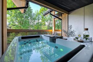 a kitchen with a tub in the middle of a room at Runo Apartamenty & SPA - Basen Sauna - Odkryj-Białkę in Białka Tatrzańska