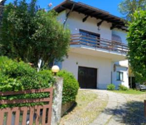a house with a fence in front of it at Villa Franca in Cissano