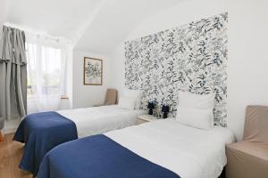 a room with two beds and a couch at Gîte - Le Moulin Bernard - Béganne in Béganne +29 photos