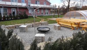 a picnic table and a grill in a yard at Caseti 5 Ferienwohnungen - Rothenburg u Bad Windsheim in Oberdachstetten