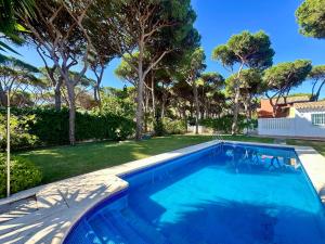 a swimming pool in a yard with trees at Casa Bluende in Novo Sancti Petri