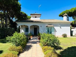 a white house with a pathway in front of it at Casa Bluende in Novo Sancti Petri
