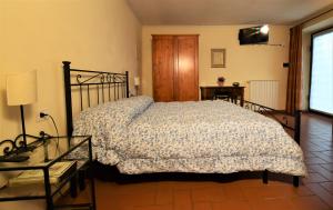 A bed or beds in a room at Rimaggiori Country Home & Restaurant