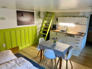 a small kitchen and dining room with a table and chairs at Studio vieille porte in Hombourg-Haut