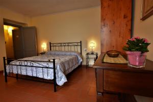A bed or beds in a room at Rimaggiori Country Home & Restaurant