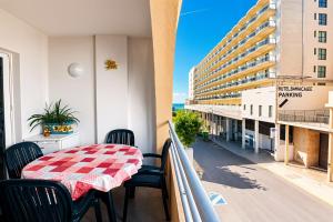 a balcony with a table and chairs on a balcony at Escondite Brisa Marina in Calpe