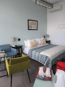 Säng eller sängar i ett rum på Pinho Apartments, Studios and Rooms