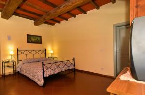 A bed or beds in a room at Rimaggiori Country Home & Restaurant