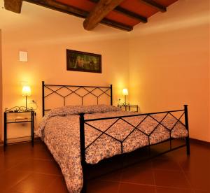 A bed or beds in a room at Rimaggiori Country Home & Restaurant