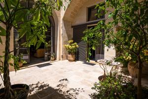 a patio with a table and some plants at Ricci Rooms in Maglie