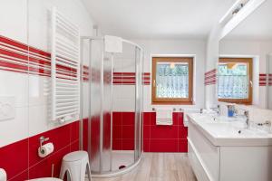 ein rot-weißes Badezimmer mit Dusche und Waschbecken in der Unterkunft Pirchahof in Martell + 101 Fotos