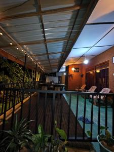 Blick von einem Balkon mit Swimmingpool in der Unterkunft Trailside Ella-Your Gateway to Ella Rock in Ella