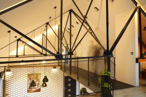 a staircase in a loft with black railings at Gîte La Siroperie in Wanze