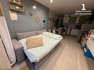 a room with a bed and a couch at Appartement Villiers sur Morin proche de Disneyland in Villiers-sur-Morin