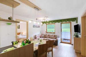 ein Wohnzimmer mit Sofa und Tisch in der Unterkunft Pirchahof in Martell