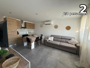 a living room with a couch and a table at Appartement Villiers sur Morin proche de Disneyland in Villiers-sur-Morin
