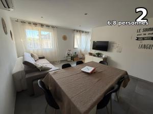 a living room with a table and a couch at Appartement Villiers sur Morin proche de Disneyland in Villiers-sur-Morin
