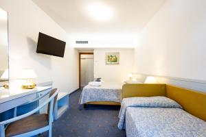 Postel nebo postele na pokoji v ubytování Hotel Meridianus + 56 fotografií
