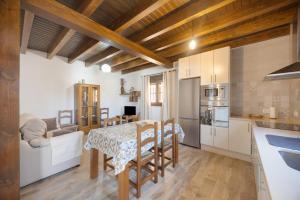 a kitchen and dining room with a table and chairs at Casa El Duque Zaira in Vejer de la Frontera
