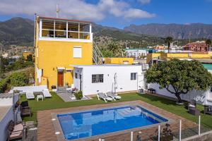 a house with a swimming pool in the yard at vv Mirador Al Mar in El Paso