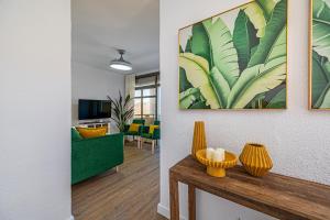 a living room with a green couch and a table at vv Mirador Al Mar in El Paso