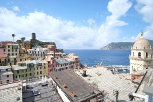 a view of the city of dubrovnik and the ocean at Casa D'ambra in Vernazza