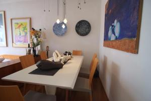 a dining room with a white table and chairs at Casa D'ambra in Vernazza