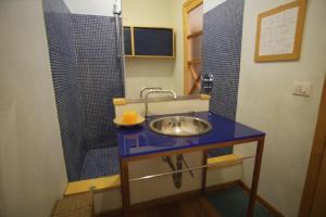 a bathroom with a sink and a shower at Casa D'ambra in Vernazza