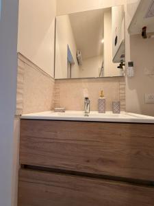 a bathroom with a sink and a mirror at Le Cocon du théâtre Clim Hyper centre in Orange