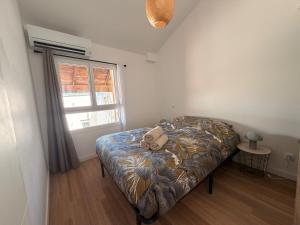 a bedroom with a bed and a window at Le Cocon du théâtre Clim Hyper centre in Orange