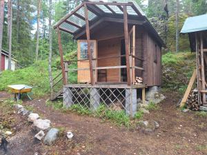 a small wooden out house in the woods at Kalliotupa in Haapakylä