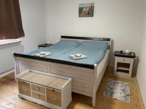 ein Bett mit zwei Handtüchern darauf in einem Schlafzimmer in der Unterkunft Petit in Hatten